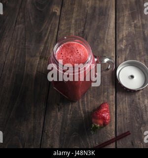 Smoothie aux fraises sur table en bois Banque D'Images