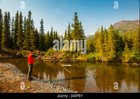 Pêcheur de mouche sur Jack Creek, Wrangell-St. Elias National Park, Southcentral Alaska, USA Banque D'Images