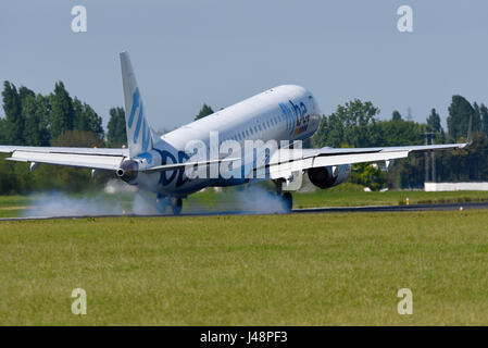 Flybe Embraer 195 jet G-FBEH l'atterrissage à l'aéroport de Londres Southend, Essex, en bleu ciel. L'espace pour copier Banque D'Images