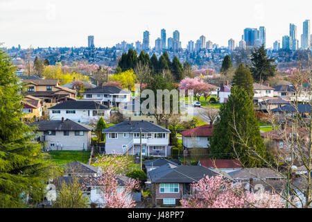 Banlieue de North Burnaby avec Une vue sur le centre-ville de Burnaby en arrière-plan comme le montre le début du printemps, Une partie de la région du Grand Vancouver et Un espace vedette ... Banque D'Images