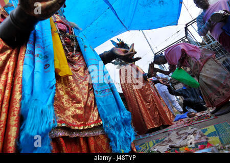 Kirtipur, Chiloncho, Katmandou. 10 mai, 2017. Dévot népalais offrant prière rituelle vers Dipankar Bouddha qui a été mis dans les locaux d'Chiloncho Stupa pendant la célébration du 2,561st Bouddha Purnima festival, anniversaire de la naissance de Lord Gautam Bouddha à Kirtipur, Chiloncho, Katmandou. Credit : PACIFIC PRESS/Alamy Live News Banque D'Images