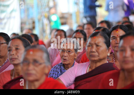 Kirtipur, Chiloncho, Katmandou. 10 mai, 2017. Les dévots népalais offrant prière rituelle dans les locaux d'Chiloncho Stupa pendant la célébration du 2,561st Bouddha Purnima festival, anniversaire de la naissance de Lord Gautam Bouddha à Chiloncho, Kathmandu Kirtipur, le mercredi 10 mai 2017. Credit : PACIFIC PRESS/Alamy Live News Banque D'Images