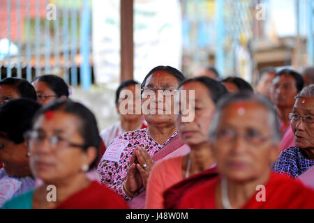 Kirtipur, Chiloncho, Katmandou. 10 mai, 2017. Les dévots népalais offrant prière rituelle dans les locaux d'Chiloncho Stupa pendant la célébration du 2,561st Bouddha Purnima festival, anniversaire de la naissance de Lord Gautam Bouddha à Chiloncho, Kathmandu Kirtipur, le mercredi 10 mai 2017. Credit : PACIFIC PRESS/Alamy Live News Banque D'Images