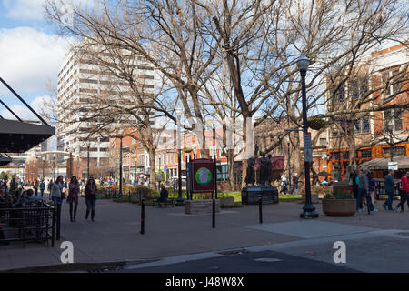 Les amis et les familles apprécieront les restaurants et boutiques dans l'historique place du marché au centre-ville de Knoxville, Tennessee, USA Banque D'Images