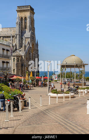 Place de l'église Sainte Eugénie, Biarritz. Aquitaine, Pays basque, France, Europe. Banque D'Images