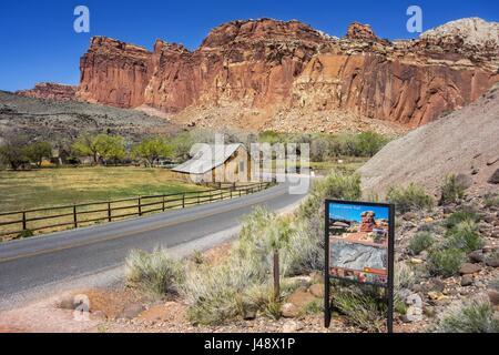 Cohab Canyon Trailhead Map dans le quartier historique de Fruita. Pittoresque Capitol Reef National Park Desert Rock Landscape, Blue Skyline Utah États-Unis Banque D'Images