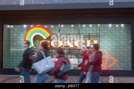 Du grand magasin Macy's à New York windows promouvoir Coach maroquinerie le mardi 9 mai 2017. Détaillant d'articles de luxe en cuir sac à main Coach a acheté et détaillant de vêtements pour femmes de Kate Spade une transaction de 2,4 milliards de dollars. Macy's est prévue pour le bénéfice du premier trimestre rapport le 11 mai. (© Richard B. Levine) Banque D'Images