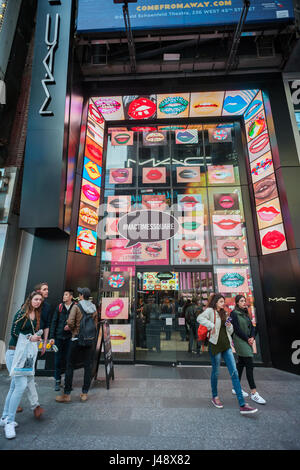 Un MAC Cosmetics store à Times Square à New York le mardi, Mai 9, 2017. MAC est une marque de l'Estée Lauder Companies. (© Richard B. Levine) Banque D'Images