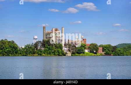 Bouilloire à vapeur de l'usine lac local qui utilise le gaz naturel.. Banque D'Images