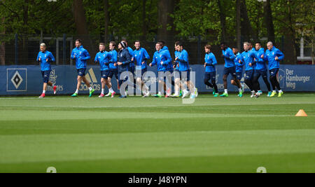 Hambourg, Allemagne. 10 mai, 2017. Les joueurs de l'équipe de Hambourg lors d'une session de formation dans le Volkspark stadium à Hambourg, Allemagne, 10 mai 2017. La saison du club a été marquée par un taux de cotation objectif catastrophique et, assis sur 34 points avec jeux contre le FC Schalke 04 et du VfL Wolfsburg à la maison à venir, semble prête à être relégué. Photo : Christian Charisius/dpa/Alamy Live News Banque D'Images