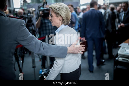 Berlin, Allemagne. 10 mai, 2017. Le ministre allemand de la défense, Ursula von der Leyen (CDU) quitte le Bundestag après avoir répondu aux questions d'un comité spécial de la défense à Berlin, Allemagne, 10 mai 2017. Les parlementaires se sont réunis dans le cadre d'enquêtes portant sur les activités d'un présumé terroriste d'extrême-droite dans l'armée allemande. Photo : Michael Kappeler/dpa/Alamy Live News Banque D'Images