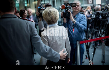 Berlin, Allemagne. 10 mai, 2017. Le ministre allemand de la défense, Ursula von der Leyen (CDU) quitte le Bundestag après avoir répondu aux questions d'un comité spécial de la défense à Berlin, Allemagne, 10 mai 2017. Les parlementaires se sont réunis dans le cadre d'enquêtes portant sur les activités d'un présumé terroriste d'extrême-droite dans l'armée allemande. Photo : Michael Kappeler/dpa/Alamy Live News Banque D'Images