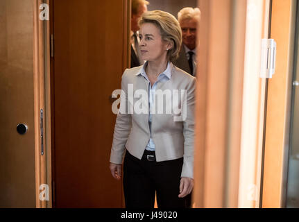 Berlin, Allemagne. 10 mai, 2017. Le ministre allemand de la défense, Ursula von der Leyen (CDU) quitte le Bundestag après avoir répondu aux questions d'un comité spécial de la défense à Berlin, Allemagne, 10 mai 2017. Les parlementaires se sont réunis dans le cadre d'enquêtes portant sur les activités d'un présumé terroriste d'extrême-droite dans l'armée allemande. Photo : Michael Kappeler/dpa/Alamy Live News Banque D'Images