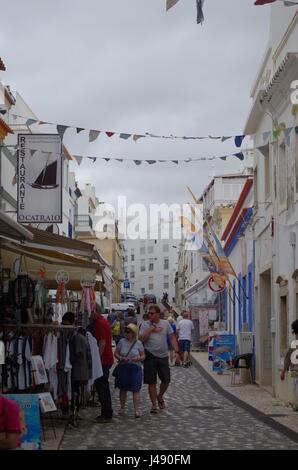 Algarve, Portugal. 10 mai, 2017. Centre d'Albufeira se trouble et prometteuse la pluie pendant la semaine en Algarve, Portugal. Credit : Angelo Hernandez/Alamy Live News Banque D'Images