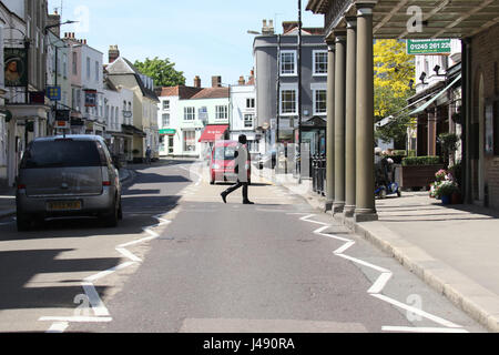 Maldon, Essex, Royaume-Uni. 10 mai, 2017. L'homme de Gimp Essex Essex apparaît dans la ville de Maldon. Le personnage mystérieux vêtu de la tête aux pieds en latex noir a été vu à monter et descendre Maldon High Street. L'homme de Gimp fait don d'un â€1 à l'organisme de bienfaisance en santé mentale pour chaque esprit qui est pris avec selfies et lui, il n'y a aucune pénurie de personnes qui avaient leur photo prise. Crédit : David Johnson/Alamy Live News Banque D'Images