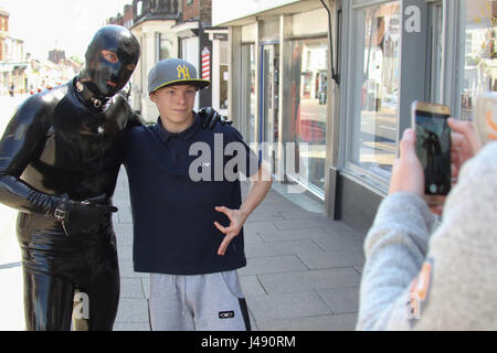 Maldon, Essex, Royaume-Uni. 10 mai, 2017. L'homme de Gimp Essex Essex apparaît dans la ville de Maldon. Le personnage mystérieux vêtu de la tête aux pieds en latex noir a été vu à monter et descendre Maldon High Street. L'homme de Gimp fait don d'un â€1 à l'organisme de bienfaisance en santé mentale pour chaque esprit qui est pris avec selfies et lui, il n'y a aucune pénurie de personnes qui avaient leur photo prise. Crédit : David Johnson/Alamy Live News Banque D'Images