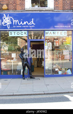 Maldon, Essex, Royaume-Uni. 10 mai, 2017. L'homme de Gimp Essex Essex apparaît dans la ville de Maldon. Le personnage mystérieux vêtu de la tête aux pieds en latex noir a été vu à monter et descendre Maldon High Street. L'homme de Gimp fait don d'un £1 à l'organisme de bienfaisance en santé mentale pour chaque esprit qui est pris avec selfies et lui, il n'y a aucune pénurie de personnes qui avaient leur photo prise. Crédit : David Johnson/Alamy Live News Banque D'Images