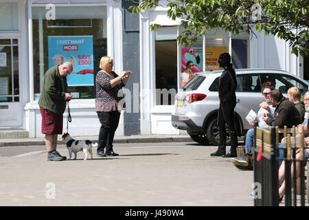 Maldon, Essex, Royaume-Uni. 10 mai, 2017. L'homme de Gimp Essex Essex apparaît dans la ville de Maldon. Le personnage mystérieux vêtu de la tête aux pieds en latex noir a été vu à monter et descendre Maldon High Street. L'homme de Gimp fait don d'un £1 à l'organisme de bienfaisance en santé mentale pour chaque esprit qui est pris avec selfies et lui, il n'y a aucune pénurie de personnes qui avaient leur photo prise. Crédit : David Johnson/Alamy Live News Banque D'Images