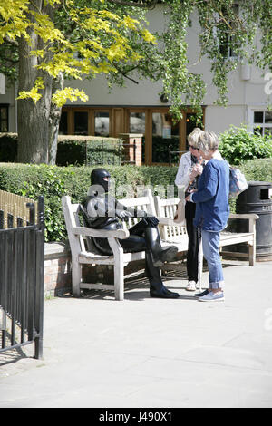 Maldon, Essex, Royaume-Uni. 10 mai, 2017. L'homme de Gimp Essex Essex apparaît dans la ville de Maldon. Le personnage mystérieux vêtu de la tête aux pieds en latex noir a été vu à monter et descendre Maldon High Street. L'homme de Gimp fait don d'un â€1 à l'organisme de bienfaisance en santé mentale pour chaque esprit qui est pris avec selfies et lui, il n'y a aucune pénurie de personnes qui avaient leur photo prise. Crédit : David Johnson/Alamy Live News Banque D'Images