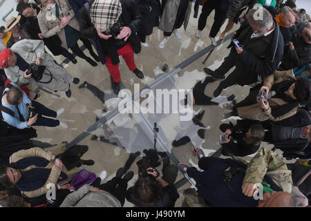 Venise, Italie. 10 mai, 2017. Effectuer une performance d'acteurs Anne Imhof intitulé 'Faust' avant le début de la 57e Biennale de Venise ('La Biennale di Venezia - 57e exposition internationale d'art') lors de l'ouverture de la German Pavillon à Venise, Italie, 10 mai 2017. La 57e Biennale de Venise a lieu du 13 mai au 26 novembre 2017. - Pas de service de fil - Photo : Felix Hörhager/dpa/Alamy Live News Banque D'Images