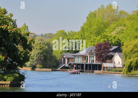 Henley-on-Thames, Royaume-Uni. 10 mai 2017. Temps merveilleux dans la vallée de la Tamise. Les visiteurs et les habitants profitez d'un après-midi chaud par la rivière in Henley-on-Thames ! Credit : Uwe Deffner/Alamy Live News Banque D'Images