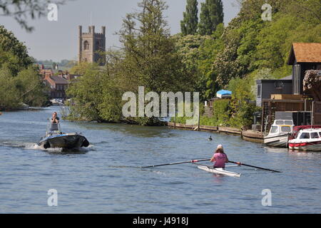 Henley-on-Thames, Royaume-Uni. 10 mai 2017. Temps merveilleux dans la vallée de la Tamise. Les visiteurs et les habitants profitez d'un après-midi chaud par la rivière in Henley-on-Thames ! Credit : Uwe Deffner/Alamy Live News Banque D'Images