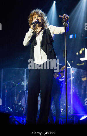 Varese Italie. 09 mai 2017. Le chanteur et auteur-compositeur italien Fiorella Mannoia en concert sur la scène du Teatro di Varese au cours de la 'Tour' Combattente 2017 Crédit : Rodolfo Sassano/Alamy Live News Banque D'Images