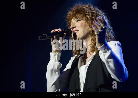 Varese Italie. 09 mai 2017. Le chanteur et auteur-compositeur italien Fiorella Mannoia en concert sur la scène du Teatro di Varese au cours de la 'Tour' Combattente 2017 Crédit : Rodolfo Sassano/Alamy Live News Banque D'Images