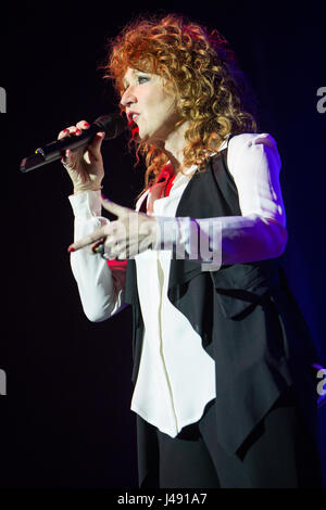 Varese Italie. 09 mai 2017. Le chanteur et auteur-compositeur italien Fiorella Mannoia en concert sur la scène du Teatro di Varese au cours de la 'Tour' Combattente 2017 Crédit : Rodolfo Sassano/Alamy Live News Banque D'Images