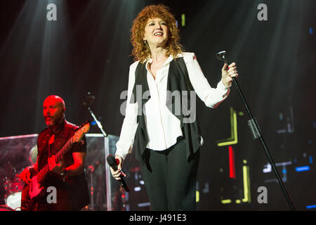 Varese Italie. 09 mai 2017. Le chanteur et auteur-compositeur italien Fiorella Mannoia en concert sur la scène du Teatro di Varese au cours de la 'Tour' Combattente 2017 Crédit : Rodolfo Sassano/Alamy Live News Banque D'Images