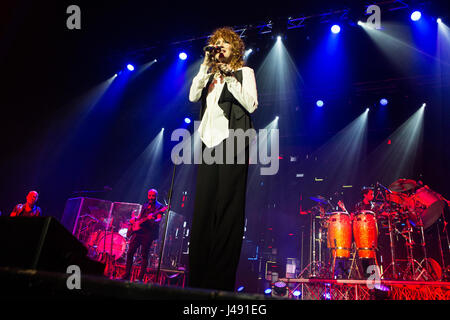 Varese Italie. 09 mai 2017. Le chanteur et auteur-compositeur italien Fiorella Mannoia en concert sur la scène du Teatro di Varese au cours de la 'Tour' Combattente 2017 Crédit : Rodolfo Sassano/Alamy Live News Banque D'Images