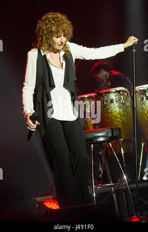 Varese Italie. 09 mai 2017. Le chanteur et auteur-compositeur italien Fiorella Mannoia en concert sur la scène du Teatro di Varese au cours de la 'Tour' Combattente 2017 Crédit : Rodolfo Sassano/Alamy Live News Banque D'Images