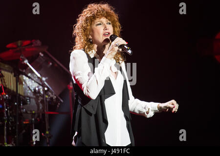 Varese Italie. 09 mai 2017. Le chanteur et auteur-compositeur italien Fiorella Mannoia en concert sur la scène du Teatro di Varese au cours de la 'Tour' Combattente 2017 Crédit : Rodolfo Sassano/Alamy Live News Banque D'Images