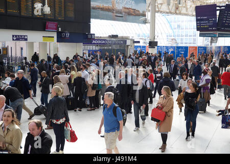 Londres, Royaume-Uni. 10 mai, 2017. Les voyageurs à la gare de Waterloo après avoir profité d'une journée chaude et ensoleillée dans le centre de Londres Crédit : Keith Larby/Alamy Live News Banque D'Images