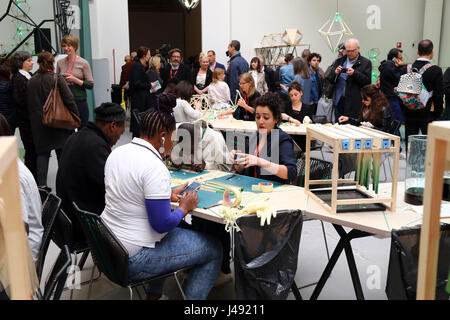 Venise, Italie. 10 mai, 2017. Les gens lors de la 57e exposition internationale d'Art (Biennale d'Arte) intitulé "Vive l'Arte Viva' le 10 mai 2017 à Venise Crédit : Andrea Spinelli/Alamy Live News Banque D'Images