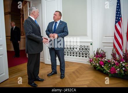 Le secrétaire américain à la défense, Jim Mattis, gauche, s'entretient avec le Premier ministre danois Lars Løkke Rasmussen avant leur réunion bilatérale au Palais de Christiansborg, le 9 mai 2017 à Copenhague, Danemark. Banque D'Images