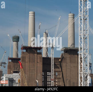 Battersea, Londres, Royaume-Uni. 10 mai, 2017. Au chaud soleil du printemps à Battersea. L'avancement des travaux de construction sur la centrale de développement, vu de Battersea Park station. Credit : Malcolm Park/Alamy Live News. Banque D'Images