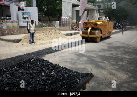 Dhaka, Bangladesh. 10 mai, 2017. Un site de construction de routes dans la région de Dhaka, Bangladesh, le 10 mai 2017. Credit : Suvra Kanti Das/ZUMA/Alamy Fil Live News Banque D'Images