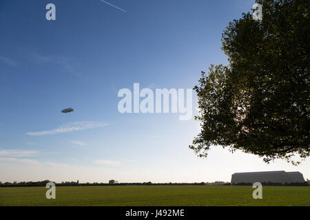 Cardington, Bedfordshire, Royaume-Uni. 10 mai, 2017. L'HYBRIDE Véhicules Air Airlander 10 lance le programme d'essais en vol 2017. Qui décolle de 17,25 temps sec dans le calme, avec du soleil et peu de nuages qu'il a pratiqué au-dessus de débarquements simulés Cardington Crédit photo : Mick Flynn/Alamy Live News Banque D'Images