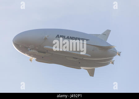 Cardington, Bedfordshire, Royaume-Uni. 10 mai, 2017. L'HYBRIDE Véhicules Air Airlander 10 lance le programme d'essais en vol 2017. Qui décolle de 17,25 temps sec dans le calme, avec du soleil et peu de nuages qu'il a pratiqué au-dessus de débarquements simulés Cardington Crédit photo : Mick Flynn/Alamy Live News Banque D'Images