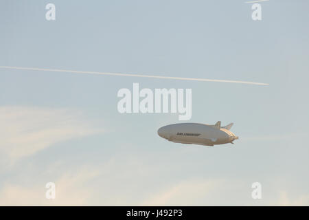 Cardington, Bedfordshire, Royaume-Uni. 10 mai, 2017. L'HYBRIDE Véhicules Air Airlander 10 lance le programme d'essais en vol 2017. Qui décolle de 17,25 temps sec dans le calme, avec du soleil et peu de nuages qu'il a pratiqué au-dessus de débarquements simulés Cardington Crédit photo : Mick Flynn/Alamy Live News Banque D'Images