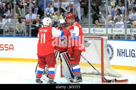 Sochi, Russie. 10 mai, 2017. Le président russe Vladimir Poutine portant un maillot rouge avec le numéro 11 est félicité par le ministre de la Défense Sergueï Choïgou après avoir marqué dans la ligue de hockey sur glace de nuit au dôme de glace Bolchoï Le 10 mai 2017 à Sotchi, Russie. Le leader russe, 64 ans, rejoint par le chef de la Défense Sergueï Choïgou et trois champions olympien passe à sept buts score personnellement à diriger son temps la Légendes du hockey à la victoire. Credit : Planetpix/Alamy Live News Banque D'Images