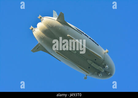 Bedfordshire, Royaume-Uni 10 Mai 2017. Le plus grand dirigeable, l'AIRLANDER 10 décolle avec succès à 17:25 et effectue un vol d'essai au Bedfordshire pratiquer manouvers et touchez les débarquements de plus de 2 heures. et faites c'est dernier atterrissage à 20:17 juste avant l'aérodrome à Cardington sunsett dans le Bedfordshire, Angleterre. Banque D'Images