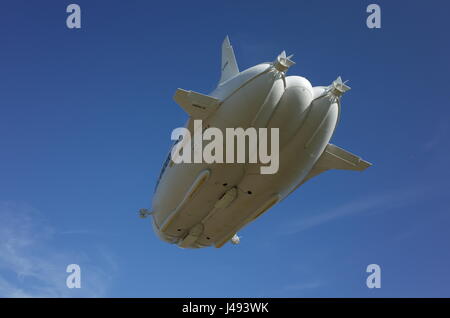 Bedfordshire, Royaume-Uni 10 Mai 2017. Le plus grand dirigeable, l'AIRLANDER 10 décolle avec succès à 17:25 et effectue un vol d'essai au Bedfordshire pratiquer manouvers et touchez les débarquements de plus de 2 heures. et faites c'est dernier atterrissage à 20:17 juste avant l'aérodrome à Cardington sunsett dans le Bedfordshire, Angleterre. Banque D'Images