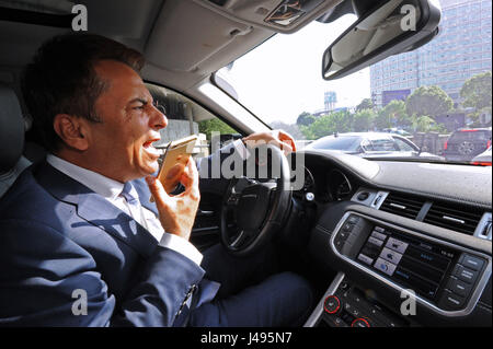 (170511) -- YIWU, 11 mai 2017 (Xinhua) -- homme d'affaires iranien Hamid Dehgh est sur la voie de Yiwu International Shopping Mall à Yiwu City, Zhejiang Province de Chine orientale, le 9 mai 2017. Hamid, 52 ans, est venu à Shanghai en 2003 pour gérer une entreprise sur l'importation des foulards en soie iranien, et une société a été fondée par Hamid et son épouse chinoise en 2007, avec des liens d'affaires actuellement élargie à de nombreuses villes en Asie, en Europe et en Amérique du Nord. Hamid s'est installé dans le centre-ville de Shanghai. Il ne pouvait parler le chinois couramment et envoya sa fille d'étudier dans une école chinoise locale. La ville de Yiwu, comme le worl Banque D'Images