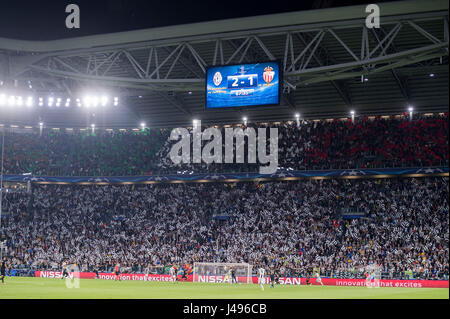 Turin, Italie. 9 mai, 2017. Fans de la Juventus Juventus : Football/soccer fans acclamer comme le tableau de bord montre le score dans la seconde moitié lors de la Ligue des Champions, demi-finale 2ème match aller entre Juventus 2-1 AS Monaco au Juventus Stadium à Turin, Italie . Credit : Maurizio Borsari/AFLO/Alamy Live News Banque D'Images
