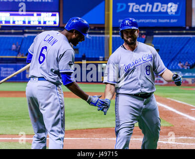 Tropicana Field. 09 mai, 2017. Floride, USA-Kansas Ville Royal de troisième but Mike Moustakas (8) reçoit les félicitations du Kansas Ville royal center fielder Lorenzo Cain (6) après avoir frappé un home run dans la 12e manche dans le jeu entre la famille royale et les rayons au Tropicana Field. Credit : csm/Alamy Live News Banque D'Images