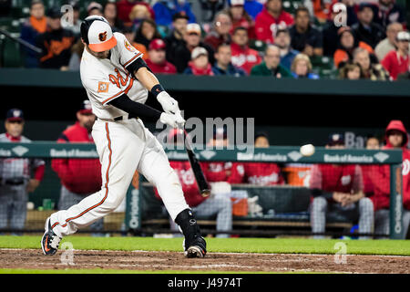 Baltimore, Maryland, USA. 09 mai, 2017. Baltimore Orioles catcher Caleb Joseph (36) des célibataires au cours de MLB match entre ressortissants de Washington et Baltimore Orioles à l'Oriole Park at Camden Yards de Baltimore, Maryland. Credit : csm/Alamy Live News Banque D'Images