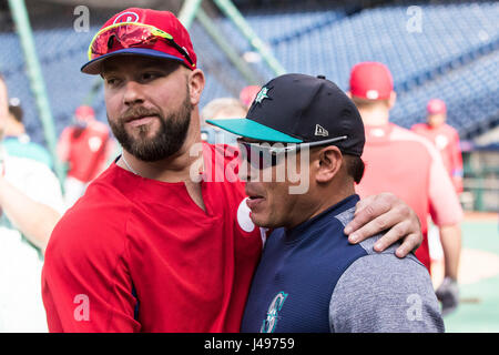 Philadelphie, Pennsylvanie, USA. 9 mai, 2017. Mariners de Seattle catcher Carlos Ruiz (52) reçoit une accolade de Philadelphia Phillies catcher Cameron Rupp (29) avant de la MLB match entre les Mariners de Seattle et les Phillies de Philadelphie à la Citizens Bank Park de Philadelphie, Pennsylvanie. Credit : csm/Alamy Live News Banque D'Images