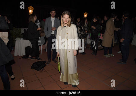 Venise, Italie. 10 mai, 2017. Aino Laberenz, veuve de Christoph Schlingensief photographié à la partie au pavillon allemand avant le début de la 57e La Biennale di Venezia exposition internationale d'art à Venise, Italie, 10 mai 2017. La 57e Biennale de Venise se déroulera du 13 mai au 26 novembre 2017. - Pas de service de fil - Photo : Felix Hörhager/dpa/Alamy Live News Banque D'Images